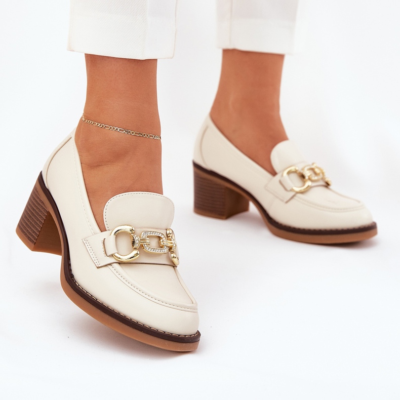 Scarpe da donna con un dettaglio dorato con tacchi beige 2