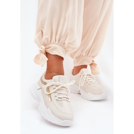 Scarpe sportive da donna con sneaker su una sosa beige spessa 2