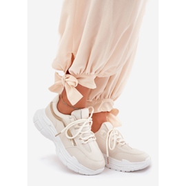 Scarpe sportive da donna con sneaker su una sosa beige spessa 1