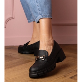 Scarpe nere su un post basso con una decorazione dorata nero 1