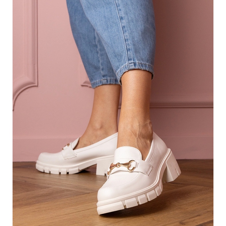 Scarpe bianche su un post basso con un ornamento dorato bianca 1