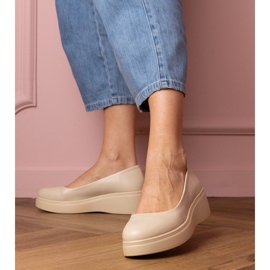 Scarpe beige sulla piattaforma ecologica 1