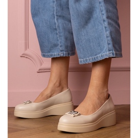 Scarpe beige sulla piattaforma con una decorazione di zircone 1