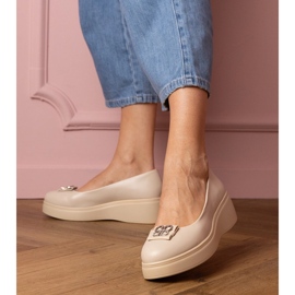 Scarpe beige sulla piattaforma con una decorazione di zircone 2
