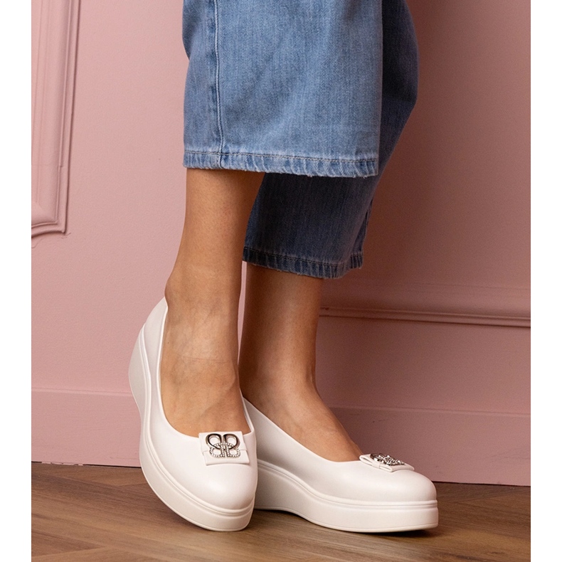 Scarpe bianche sulla piattaforma con una decorazione di zircone bianco 1