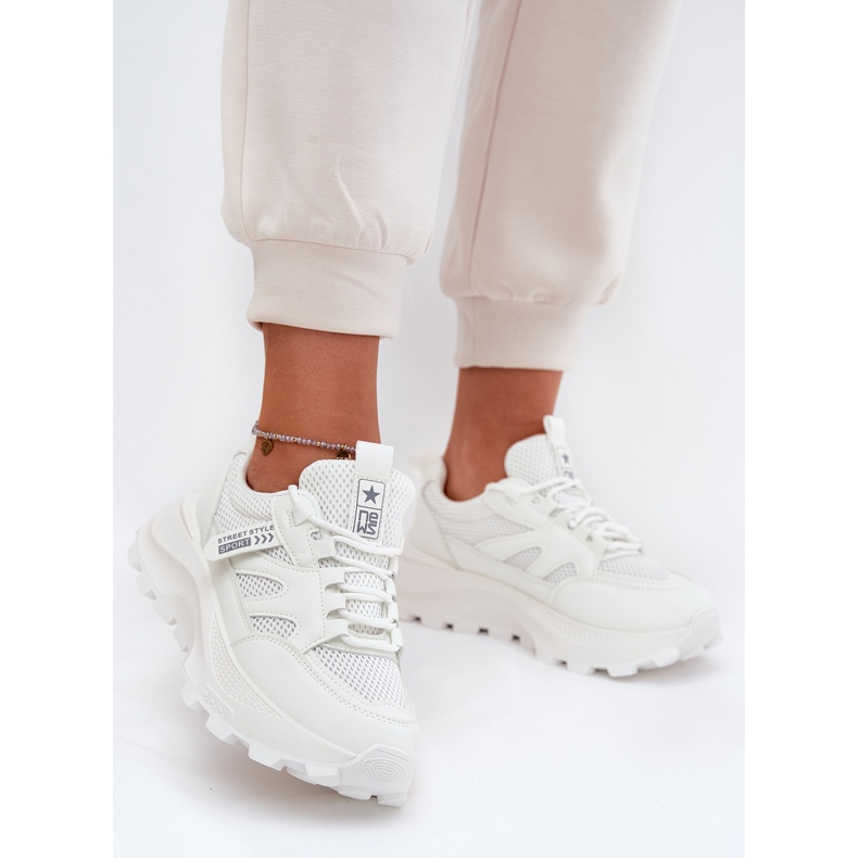 Evento Scarpe da sneaker femminile su una spessa suola bianca 2