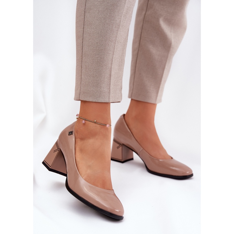 Pompe verniciate in pelle sul pilastro beige di Vinceza 91130 2