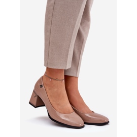 Pompe verniciate in pelle sul pilastro beige di Vinceza 91130 1
