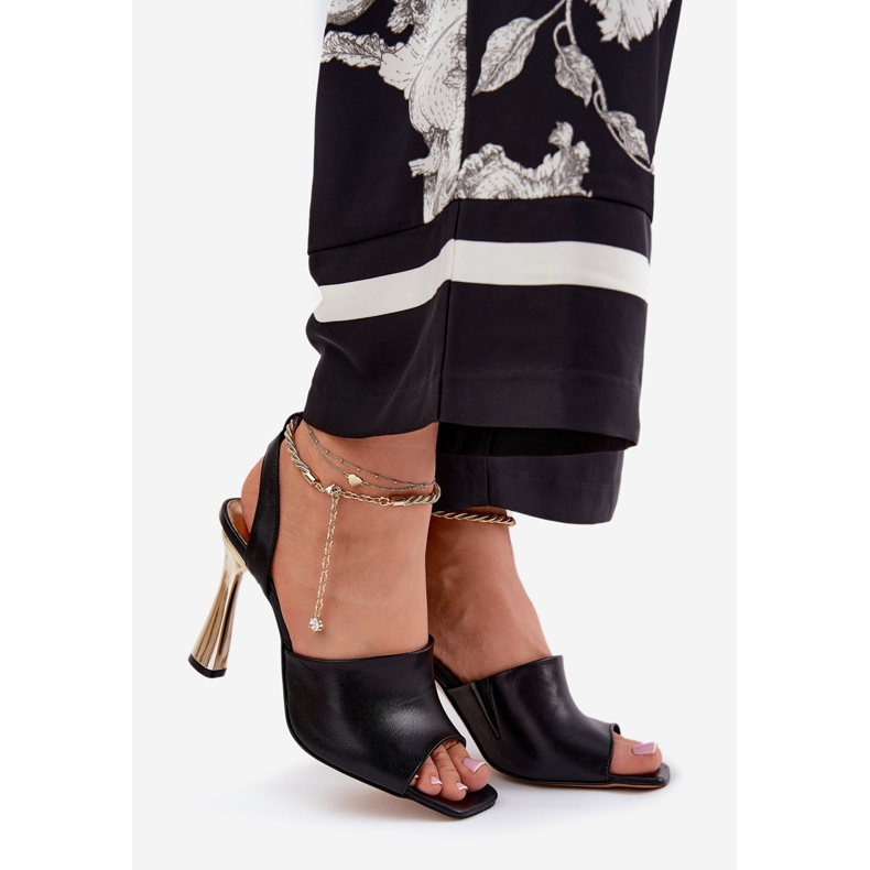 Sandali in pelle su un tallone alto con un braccialetto nero decorativo Chebello 4440 1