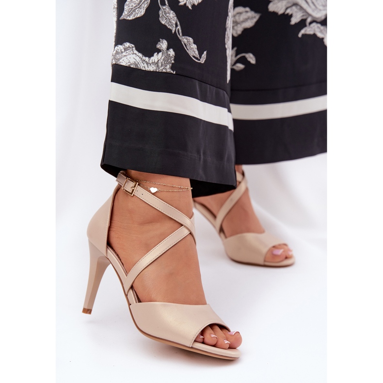 Sergio Leone Sandali alla moda su una spilla d'oro 2