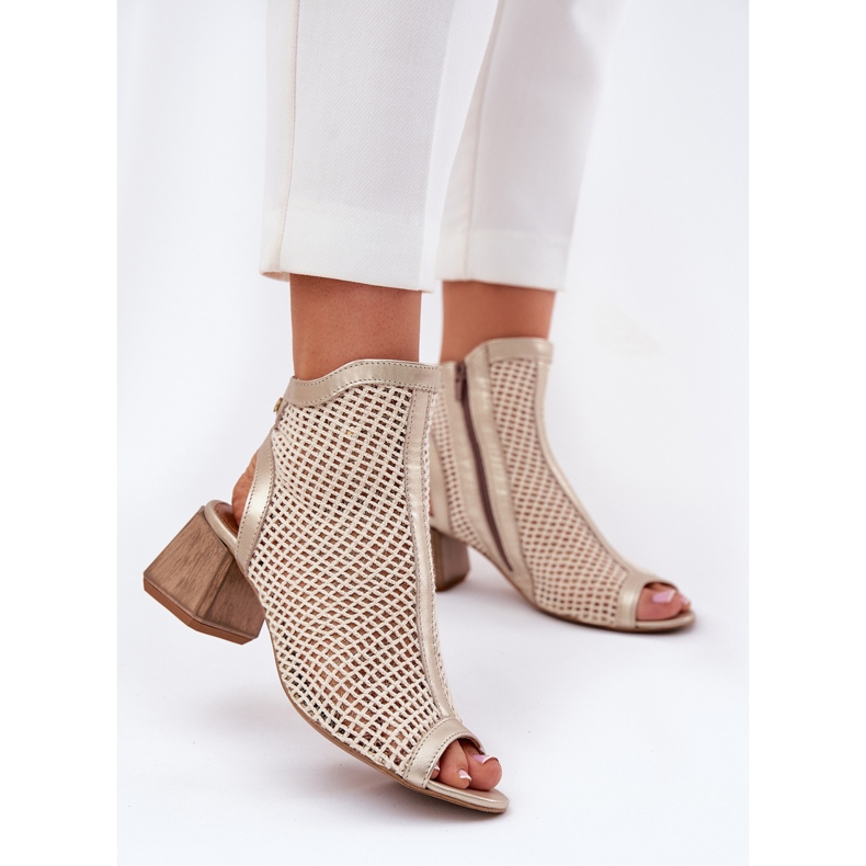 Teli alti in pelle femminile con un tallone Maciejka aperto 06899-25 Golden-Beige 2