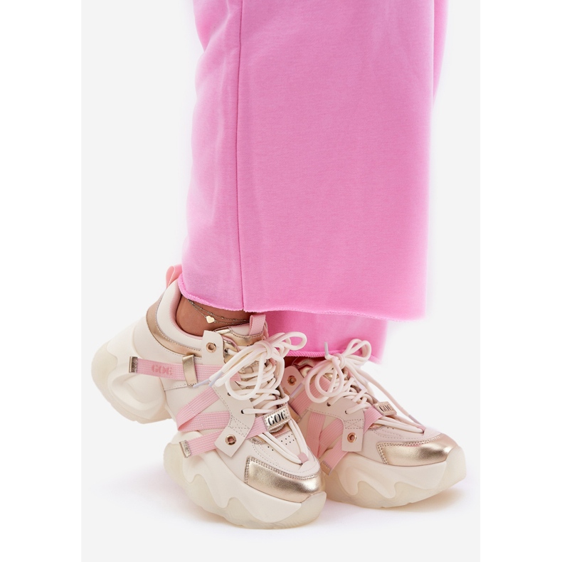 Sneaker in pelle femminile su un enorme beige Goe rr2n4031 1