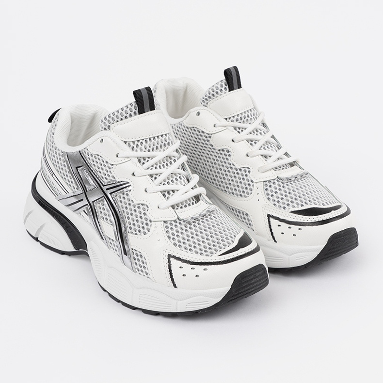 Sneaker sportive bianche e bianche con mesh bianco 1