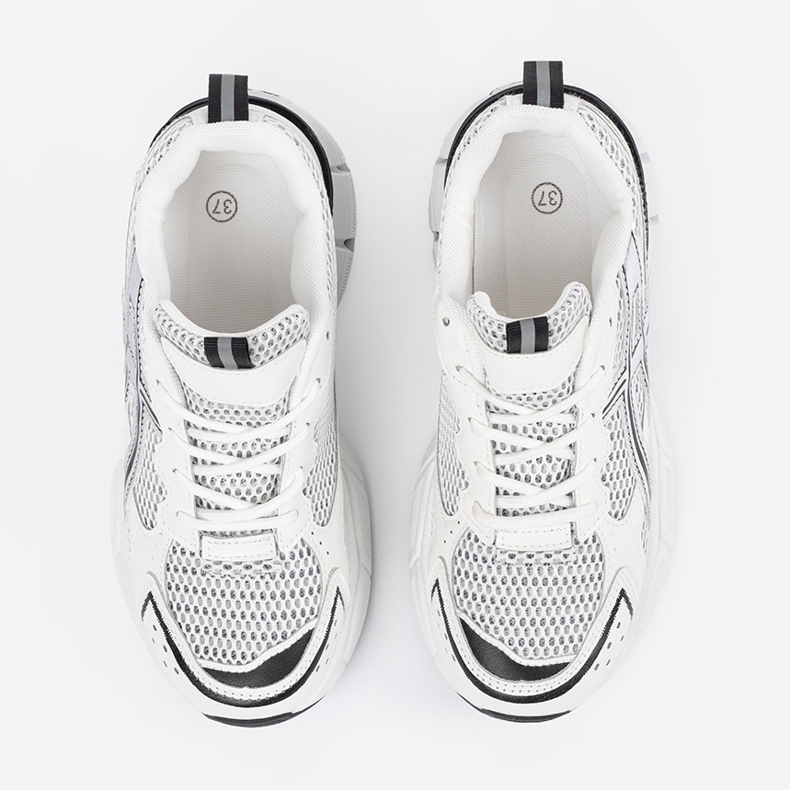 Sneaker sportive bianche e bianche con mesh bianco 2