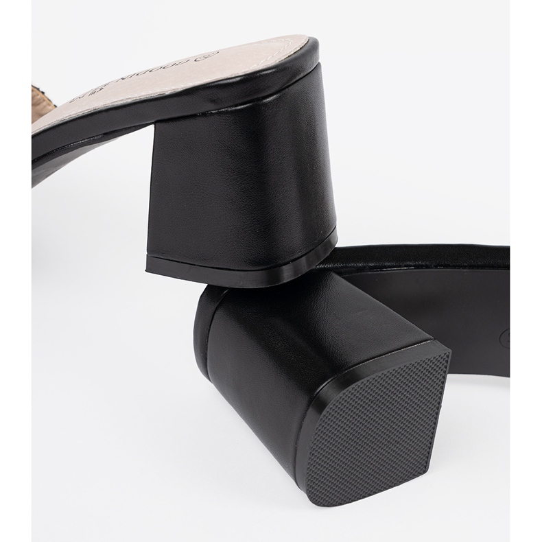 Goodin Tweed Slifor in bianco e nero sul palo bianca 1