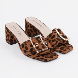 Goodin Tweed Flip Flops su un pistone leopardo marrone 1