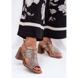 Openwork Sandals femminile sul Golden Post d'oro 2