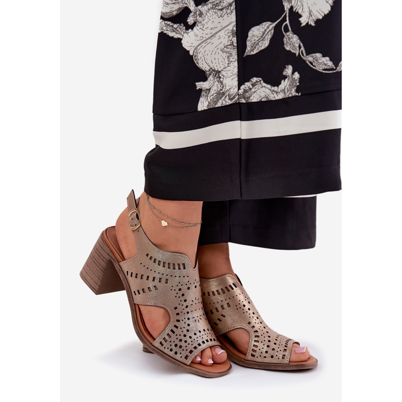 Openwork Sandals femminile sul Golden Post d'oro 1