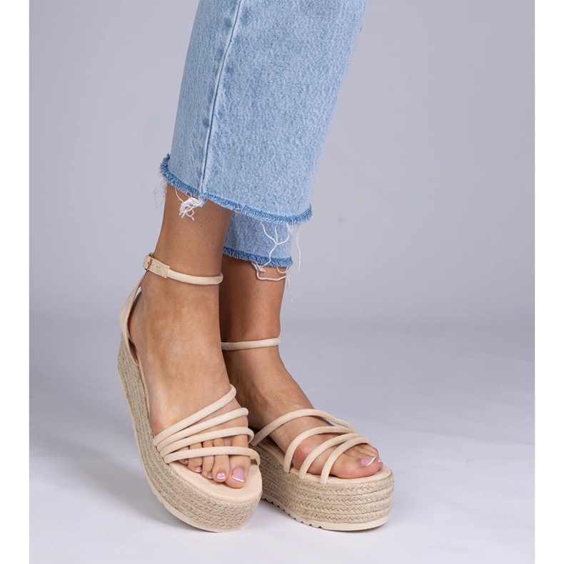 Beige espadrilles sulla piattaforma 1