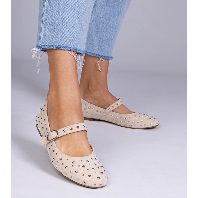 Ballerine beige con borchie e fibbie 1