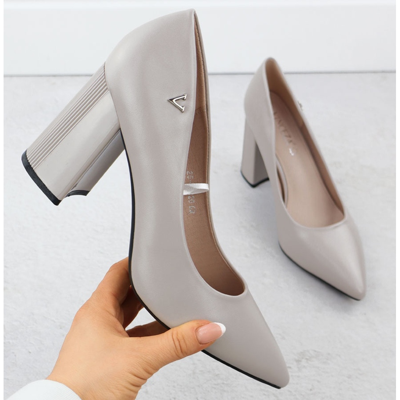 Pompe da donna su un pilastro grigio decorativo Vinceza 62220 1