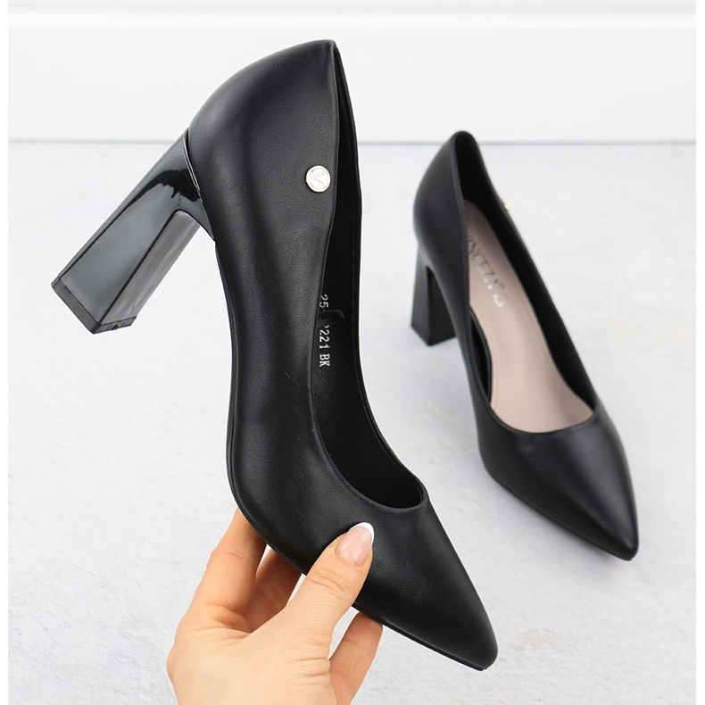 Pompe da donna sul post decorativo Black Vinceza 62221 nero 1