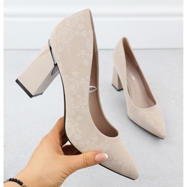 Pompe femminili con fiori sul post beige di Vinceza 62223 1