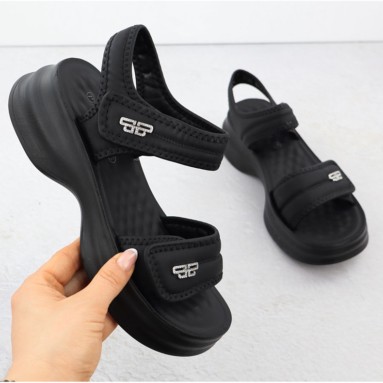 Sandali da donna su una suola spessa con velcro Black Potocki 105300 nero 1
