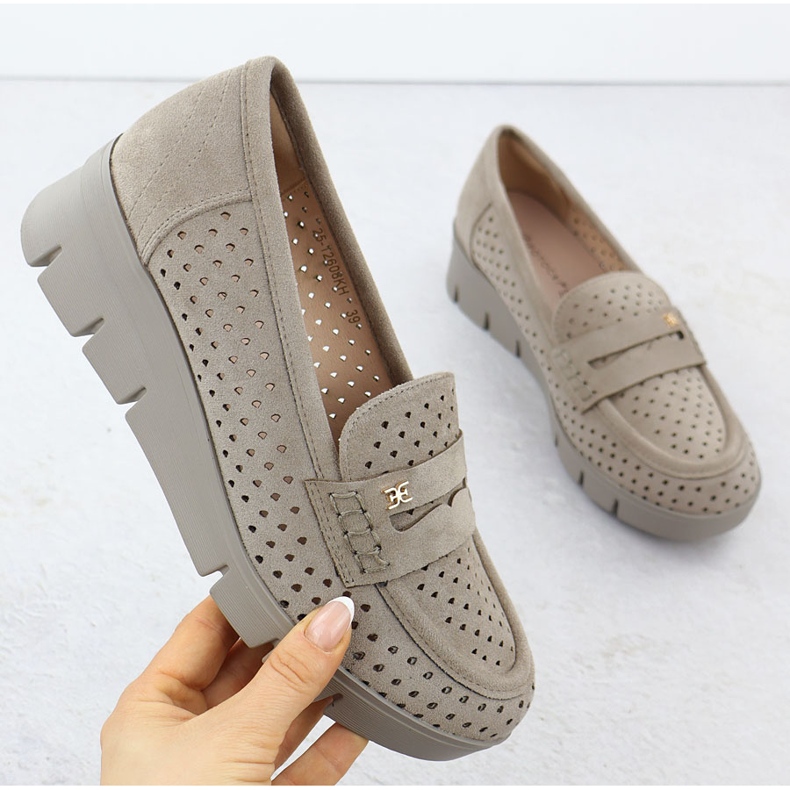 Mocassine femminili per un cuneo aperto Khaki Potocki 12608 beige 1
