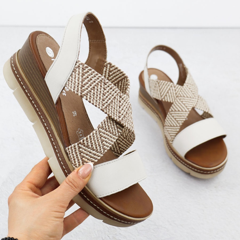Sandali in pelle con elastici scivolati su un beige remonte d2l54-60 1
