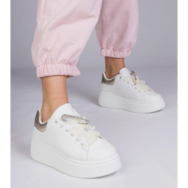 Sneaker bianche con un inserto dorato e un perno di zircone bianco 1