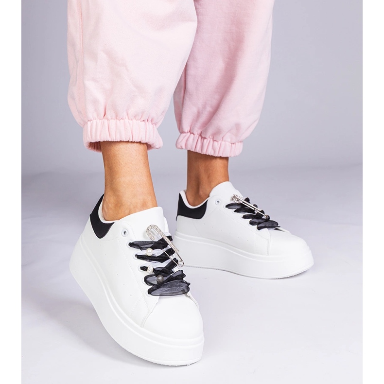 Sneaker bianche con un inserto nero e un perno di zircone bianco 1