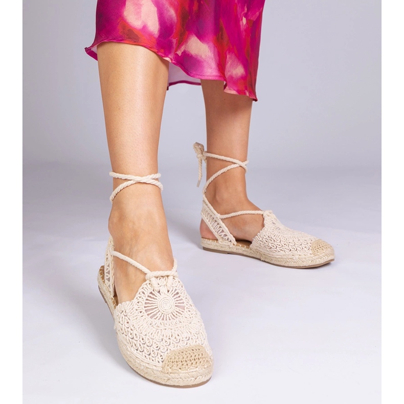 Sandali beige di espadrille a ruote piatte 1