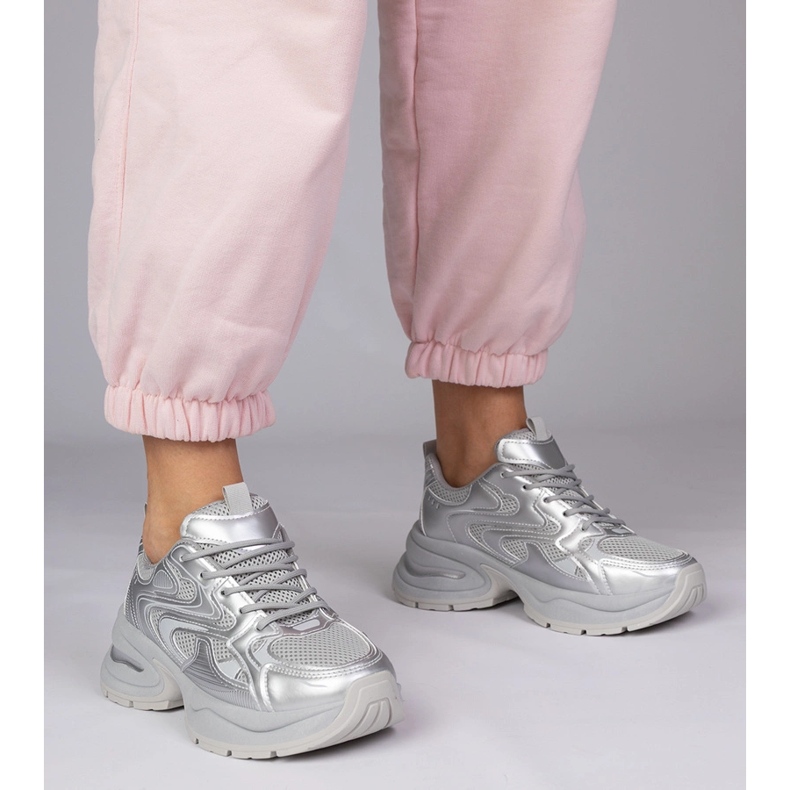 Sneaker sportivi d'argento su una suola spessa 1