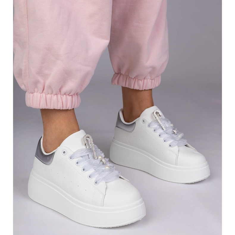 Sneaker bianche con un inserto d'argento e un perno con zirconi bianco 1