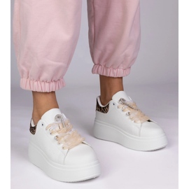 Sneaker bianche con un inserto leopardo e un perno di zircone bianca 1