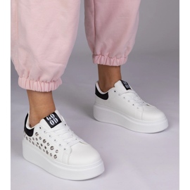 Sneaker bianche con inserto nero e borchie bianca 1