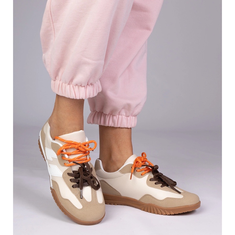 Sneaker beige sneaker con lacci colorati 2