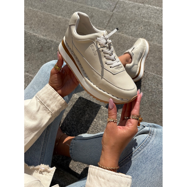 Sneakers in pelle femminile sulla piattaforma beige di Big Star RR274A334 2