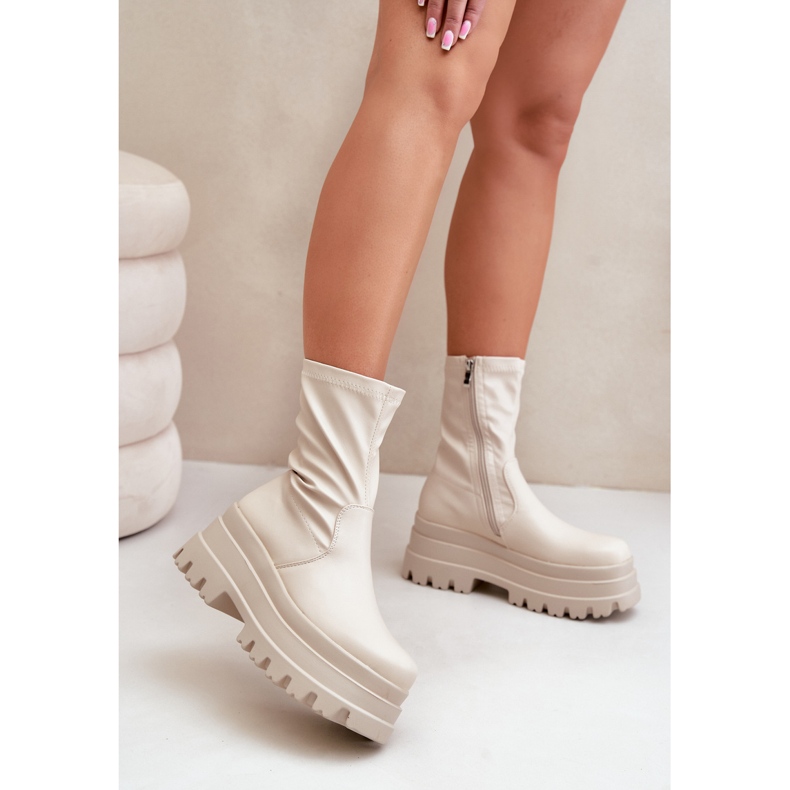 Stivaletti beige chiaro su una piattaforma massiccia 2