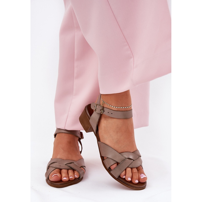 Sandali in pelle con una delicata zazoo 40372 scuro. beige 2