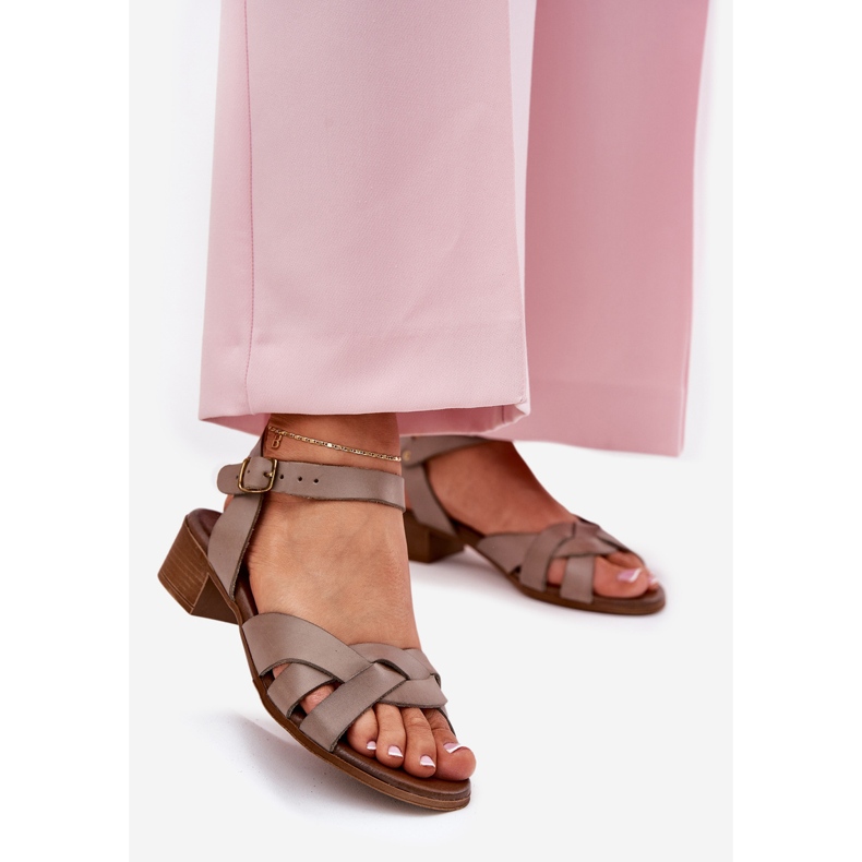 Sandali in pelle con una delicata zazoo 40372 scuro. beige 1
