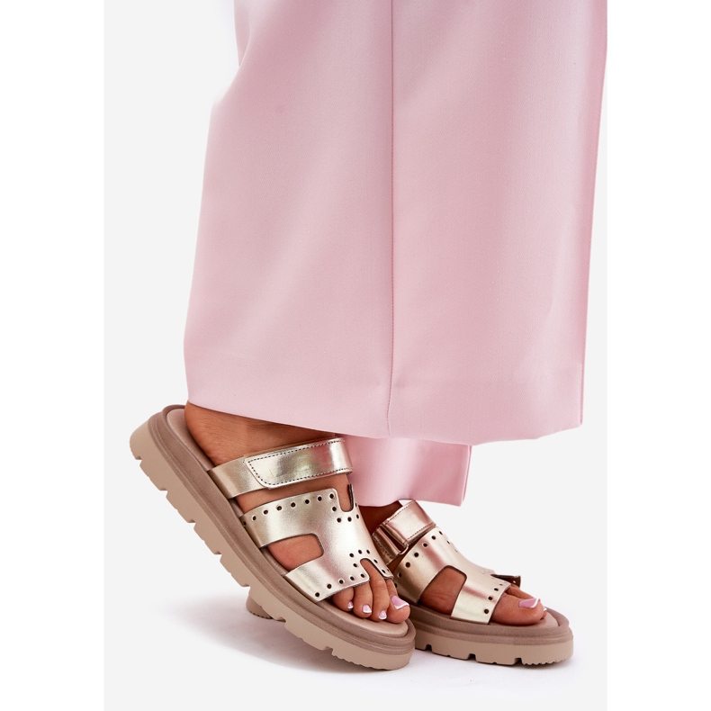 Pantofole in pelle naturale femminile sulla piattaforma d'oro Zazoo 40440 1