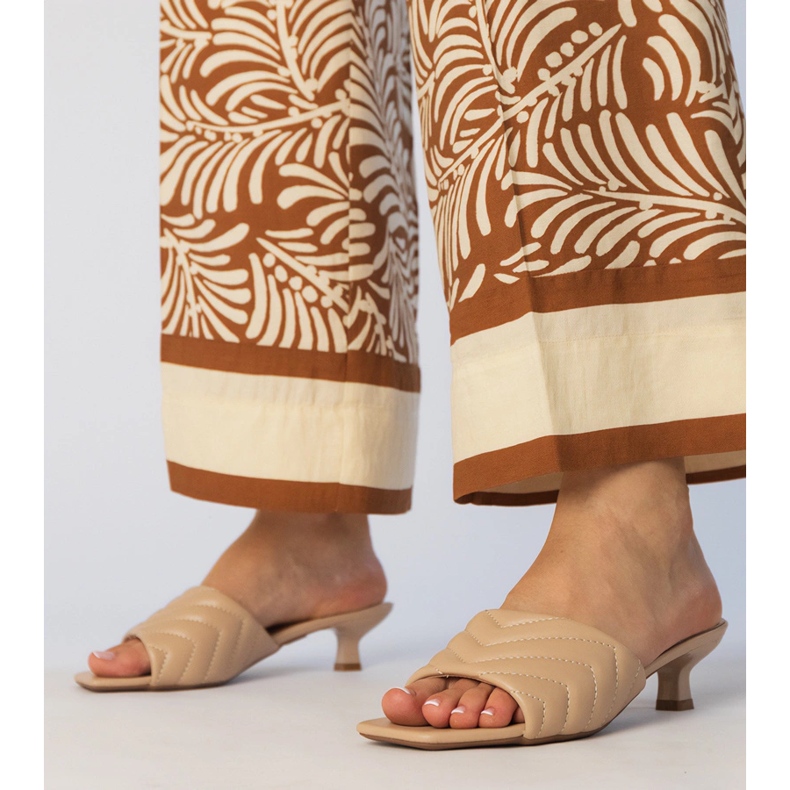 Infradito beige chiaro con tacco basso 1