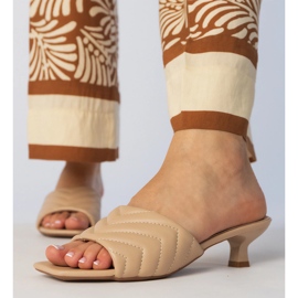 Infradito beige chiaro con tacco basso 2