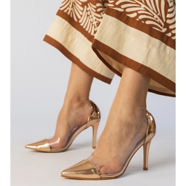 Pompe classiche di champagne con tomaia trasparente d'oro 1