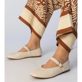 Ballerine femminili beige con una fibbia 1
