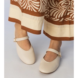 Ballerine femminili beige con una fibbia 2