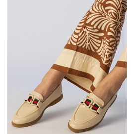 Cremosi mocassini ecologici con un ornamento beige 1