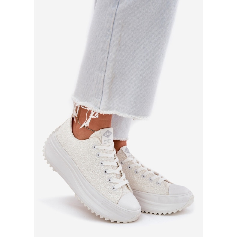 Sneaker femminili con ricamo sulla piattaforma Lee Cooper LCW-25-31-3465L White bianco 1